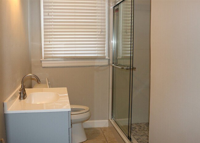 Building Photo - 2215 Hermann Dr