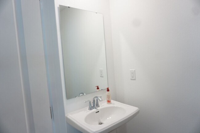 Foto del edificio - 6095 Falcon Gate Ln