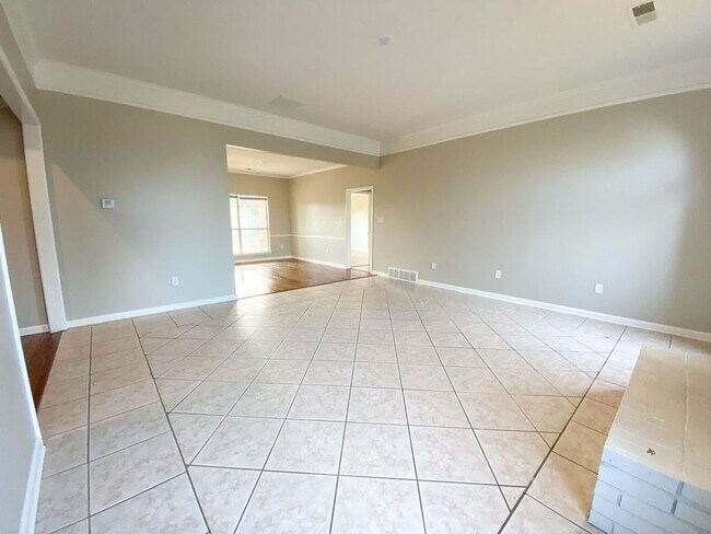 Foto del edificio - 4 bedroom, 3 bath with a Bonus room near Riverdale and Stateline