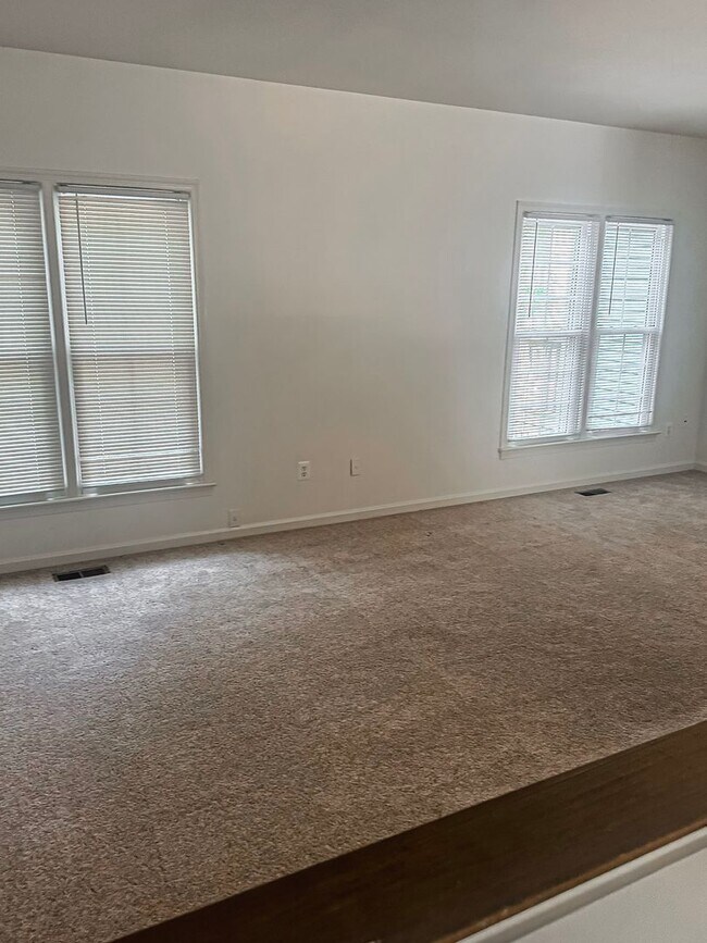 Foto del edificio - Charming 4 Bedroom 2.5 Bathroom Brick Town...