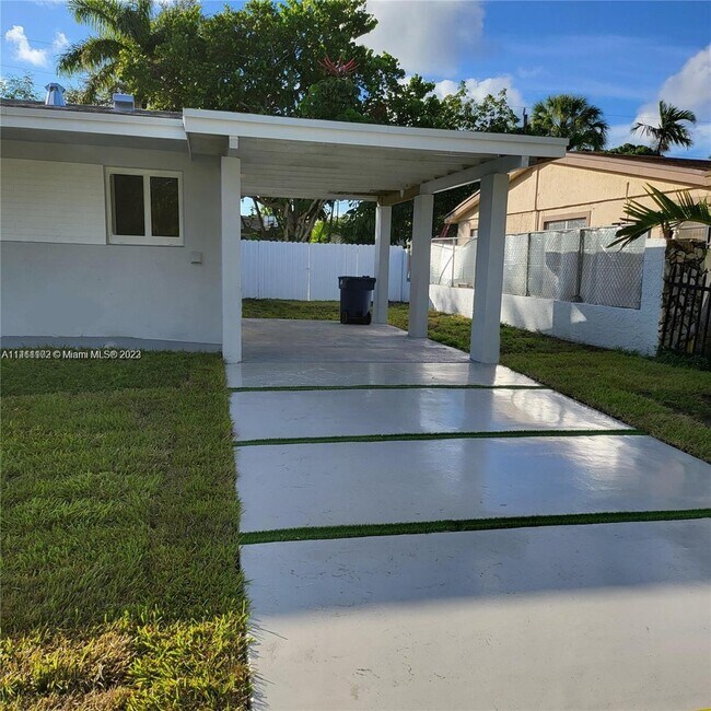 Building Photo - 580 NE 180th Dr