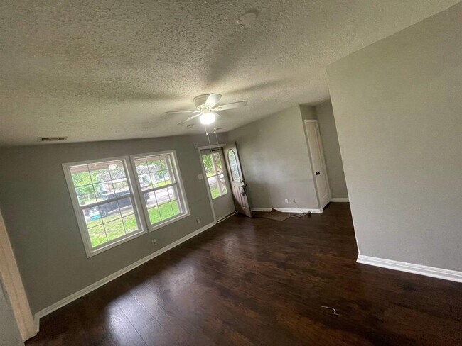 Foto del edificio - 6110 Sherwood Dr