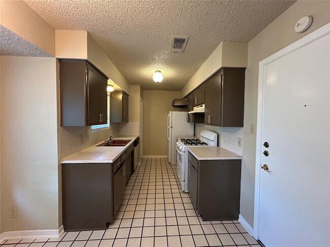 Building Photo - 1805 Broadmoor Dr