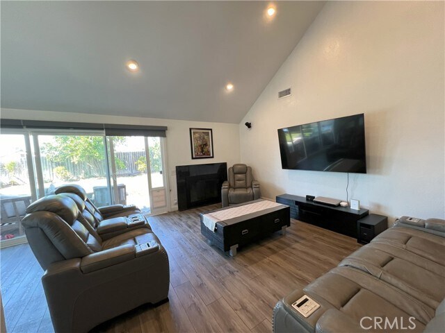 Foto del edificio - 24095 Marathon St