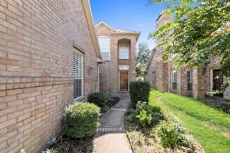 Building Photo - 1118 Enclave Square E