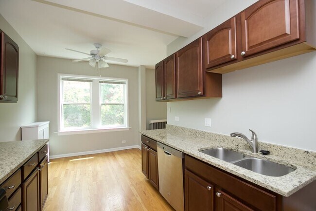Building Photo - 734 W Aldine Ave