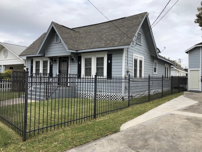 Building Photo - 106 N Eastwood St