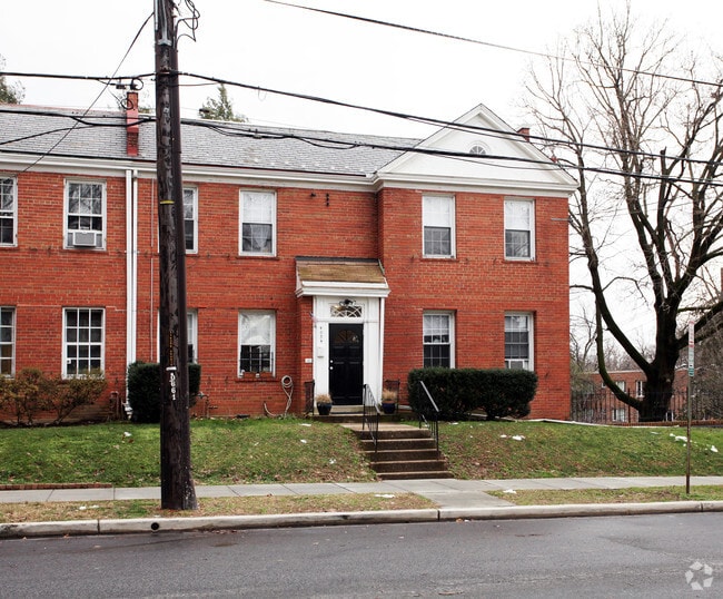 Building Photo - 4034 Calvert St NW