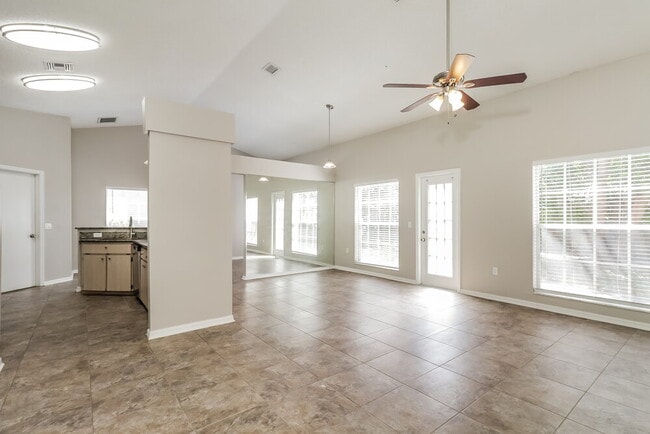 Foto del edificio - 10244 Rainbow Oaks Dr