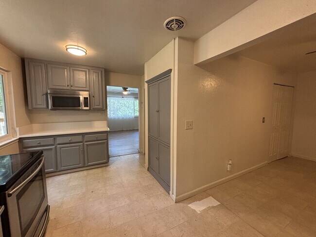 Building Photo - Darling 3-bedroom, 2-bath duplex home just minutes from Marshall Hospital and downtown Placerville!