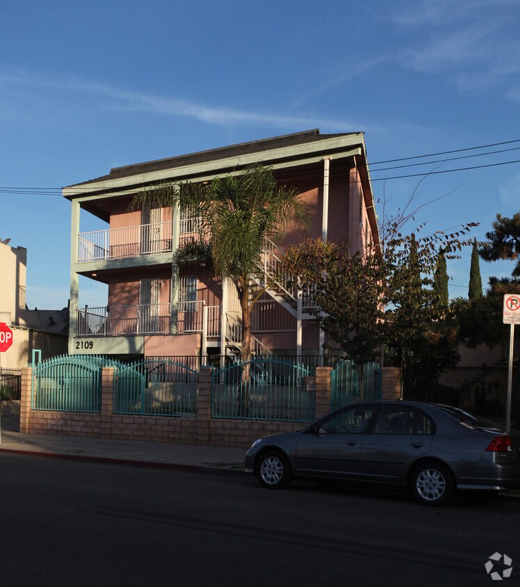 Building Photo - 2109 Manitou Ave