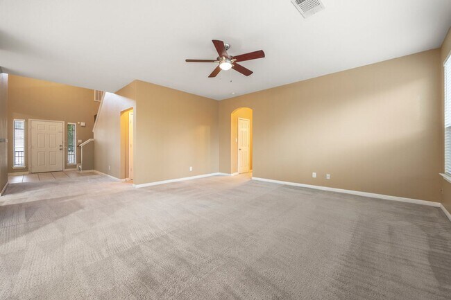 Foto del edificio - Spacious 2 Story 5 Bedroom , 3 Bathroom lo...