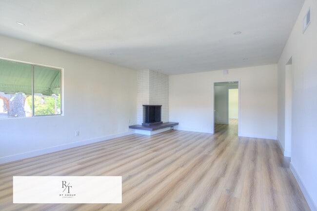 Foto del edificio - Fully Upgraded Spacious 3-Bedroom Unit in Prime Arcadia Location