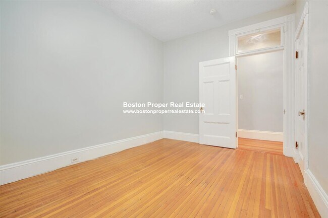 Building Photo - 405 Marlborough St