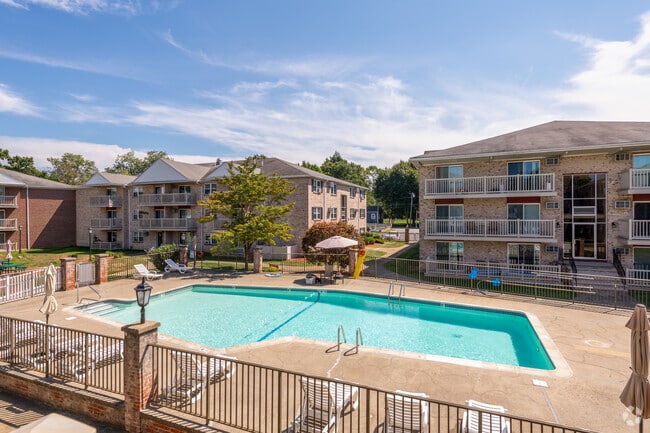 Building Photo - Parlmont Park Apartments