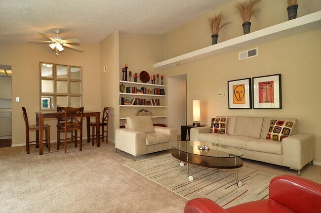 Foto del edificio - 7630 Wood Hollow Dr