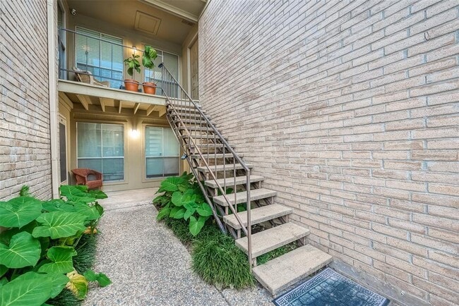 Building Photo - 700 Thicket Ln