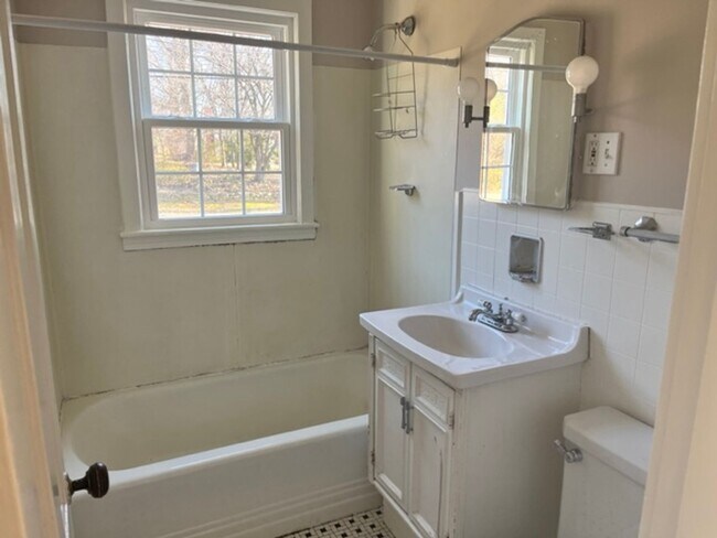 Foto del edificio - 2BR/1BA One-level Cottage in Forest Hills