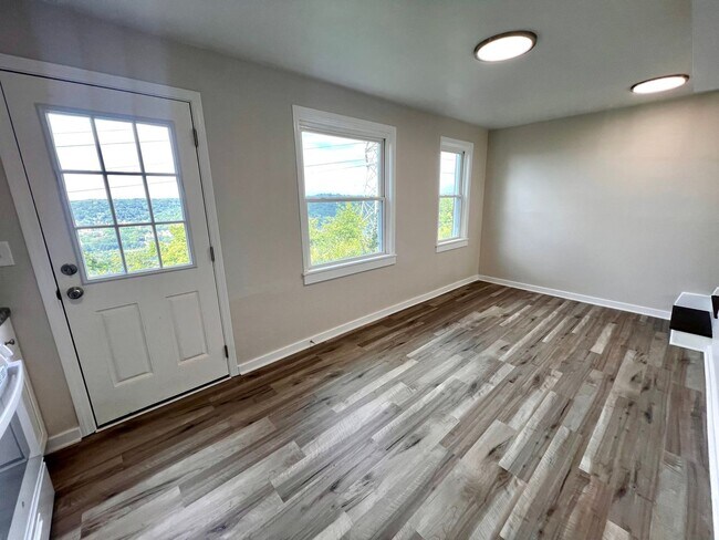 Foto del edificio - JUST Renovated! - 3 Bedroom 1 Bathroom - C...