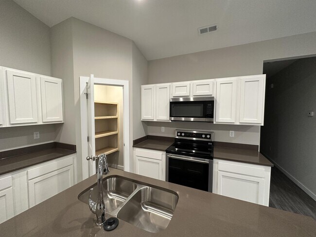 Building Photo - 13532 W Haskell Ct