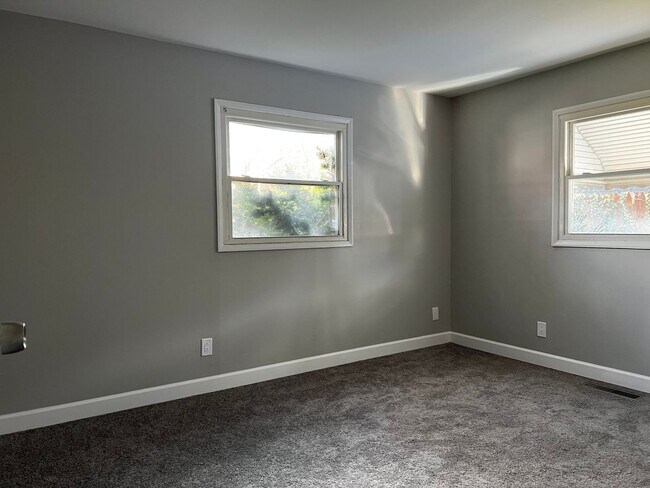 Building Photo - 378 Pineview Dr