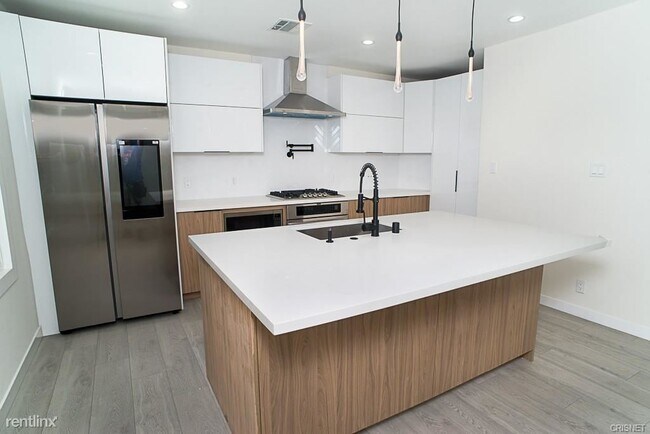 Foto del edificio - 3 br, 2 bath House - 16666 Gilmore St