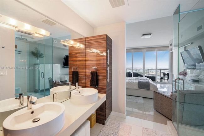 Building Photo - 2020 N Bayshore Dr