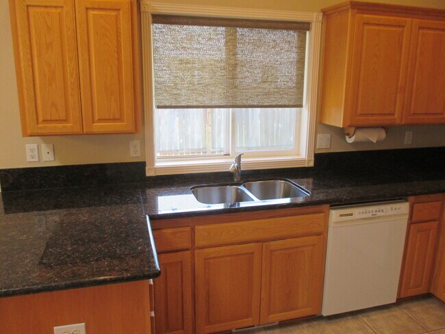 Foto del edificio - Three Bedroom Home in North Salem with Vaulted Ceiling and Skylight