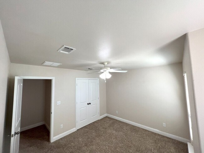 Building Photo - Move in special 1st month rent free **LARG...