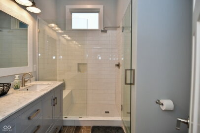 Foto del edificio - "Charming 3-Bed Oasis on Olive Street: Expansive 2,491 Sq Ft with Luxurious Granite Touches!"