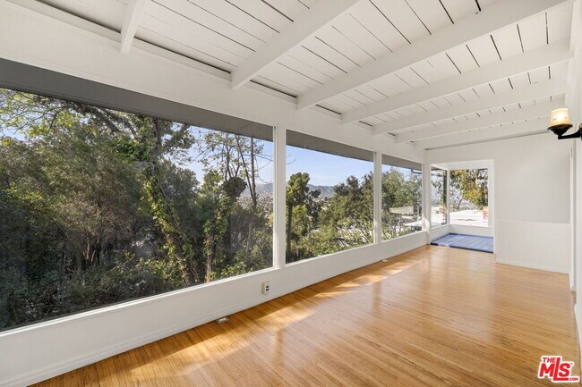 Foto del edificio - 2335 Silver Ridge Ave