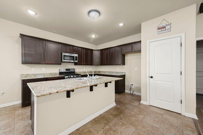 Building Photo - 37184 Sills Dr