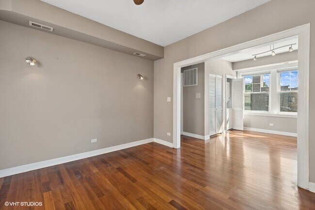 Foto del edificio - 2412 W Bryn Mawr Ave