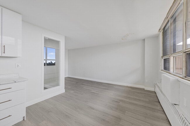 Building Photo - 65 Thorncliffe Park Dr