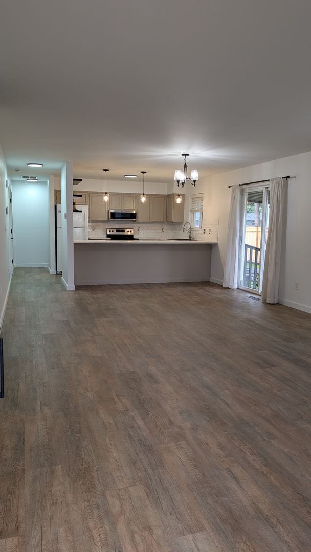 Building Photo - 3 Bedroom Charmer