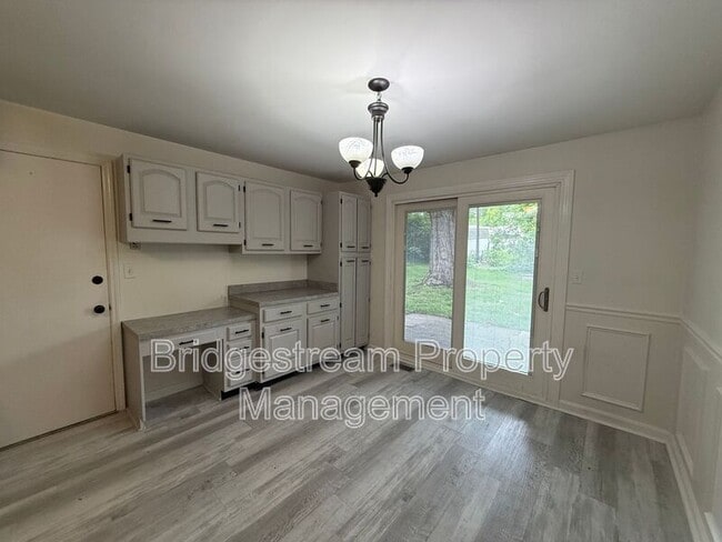 Building Photo - 4225 Fernbrook St