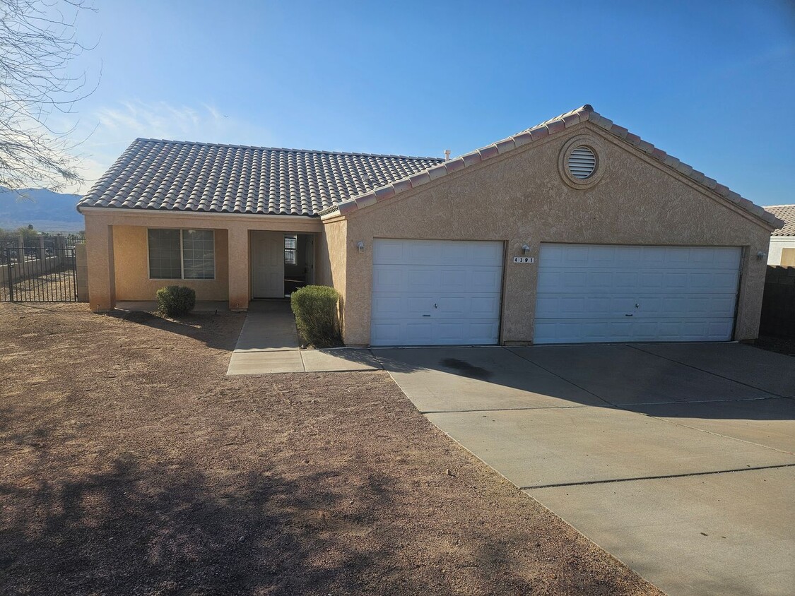 Primary Photo - 3 Bedroom House w/ 3 Car Garage in Fort Mo...