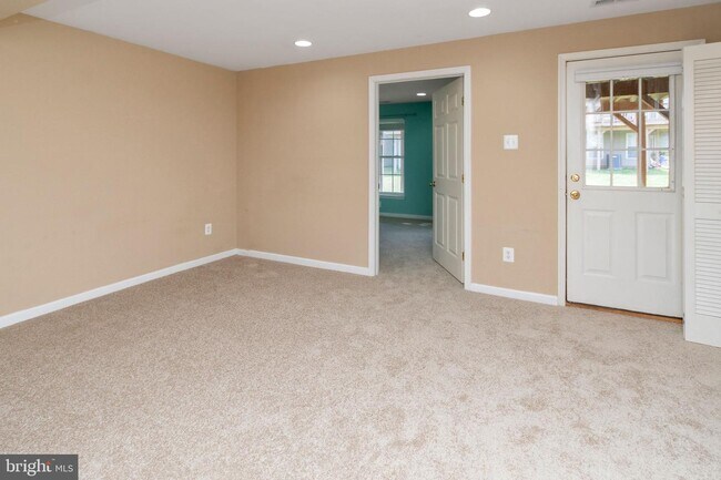 Foto del edificio - 607 Village Ct