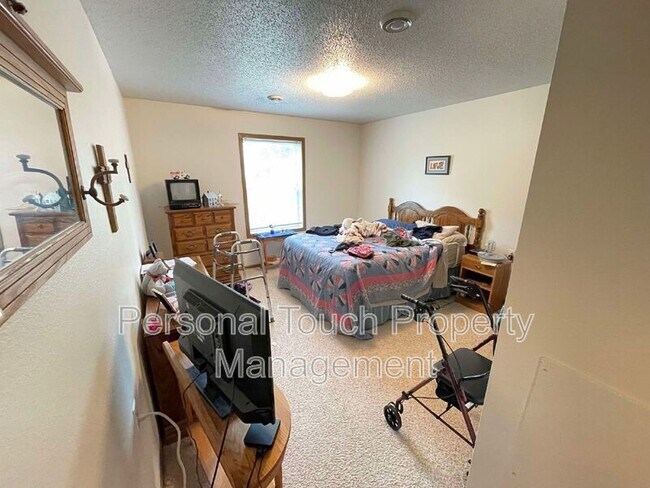 Building Photo - 415 22nd St E