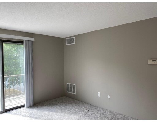 Building Photo - 8 Village Hill Ln