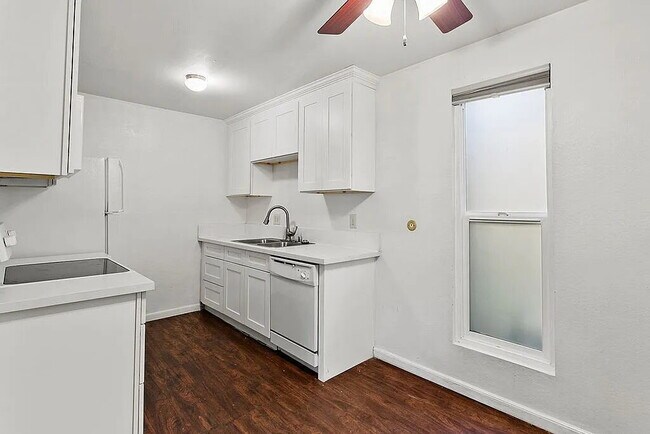 Foto del edificio - Trophy condo situated in guard-gated commu...