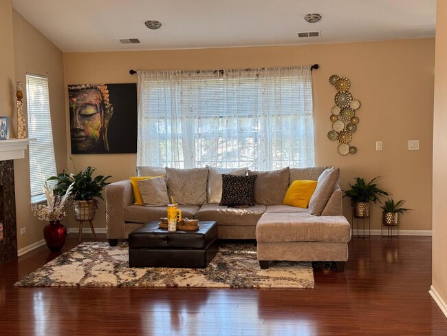 Foto del edificio - 587 Saddlebrook Ln