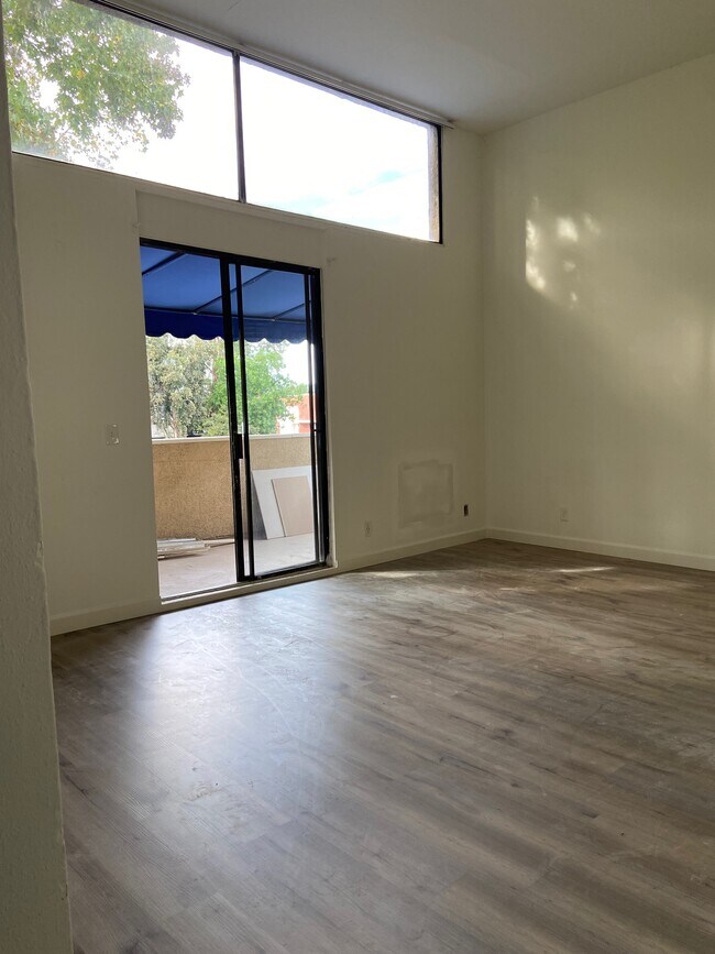 Building Photo - 6350 Reseda Blvd