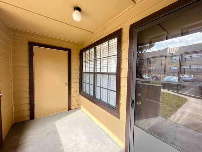 Foto del edificio - Lovely 2/2 Spacious Condo in the Highly De...