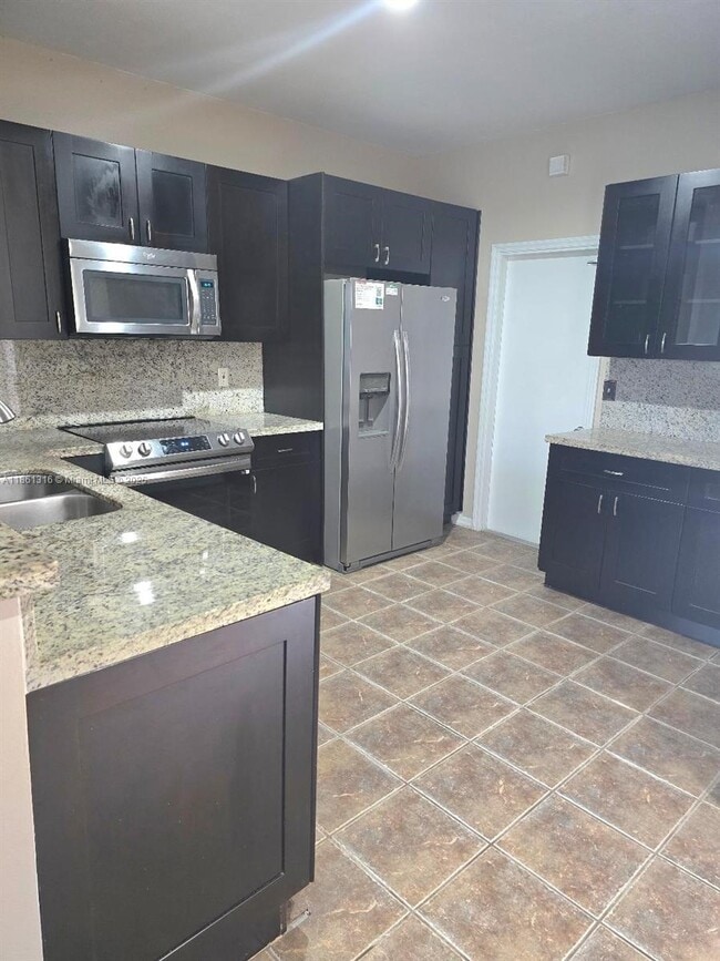 Building Photo - 2082 Madeira Dr