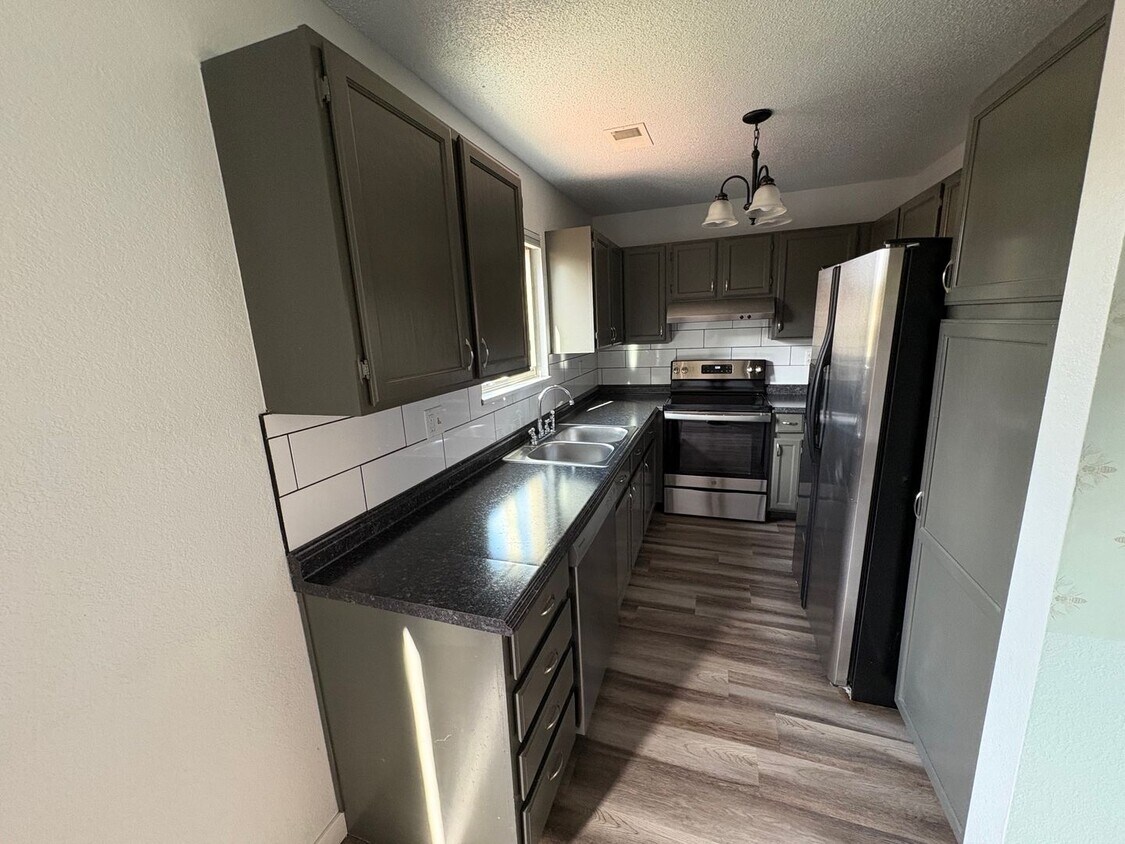 Foto principal - REDUCED PRICE! 3 Bed 2.5 Bath Home with 2 ...