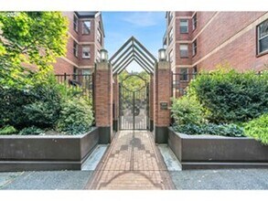 Building Photo - 1500 SW Park Ave