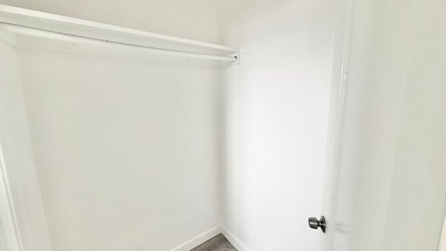 Building Photo - 517 1/2 W 42nd Pl