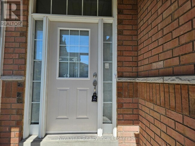 Building Photo - 926 Ledbury Crescent