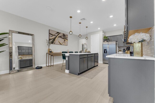 Foto del edificio - 8351 NW 7th Ct